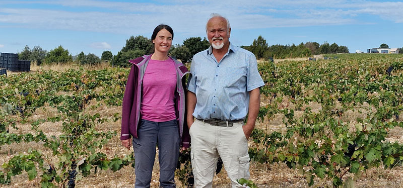 Susanne-mit-Papa-im-Tempranillo-800b.jpg